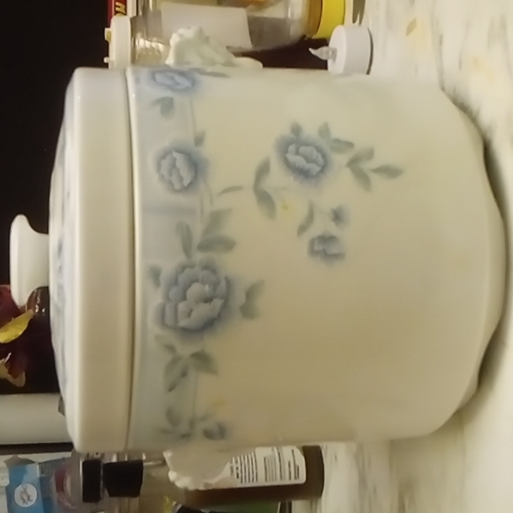 Cheng's large size cookie jar white blue and yellow
